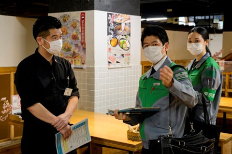 “彻底检查 TOKYO支持小组”访问东京都内饮食店的情景