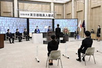 于都厅第一本厅舍内举行的令和4年（2022年）度东京都职员入都仪式的照片1