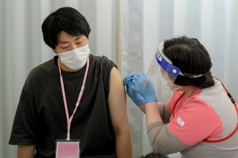 在大规模接种会场接种武田公司的疫苗（诺瓦克斯）的情景。3