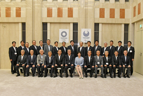 小池知事とJA会津よつば代表理事組合長及び会津管内市町村長の皆さんの写真2