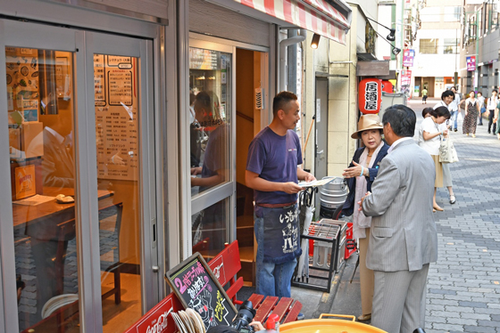 調布市での受動喫煙防止対策を視察する小池知事の写真
