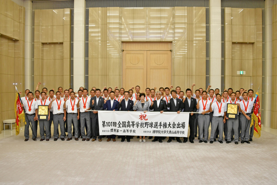 小池知事と関東第一高等学校・國學院大學久我山高等学校野球部の皆さんの写真