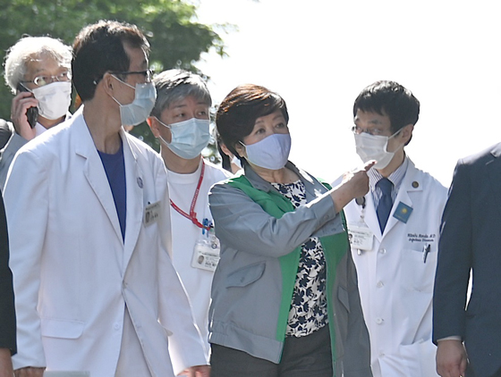知事視察（多摩総合医療センター5月13日）の写真1