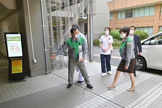 知事視察（駒込病院）の写真