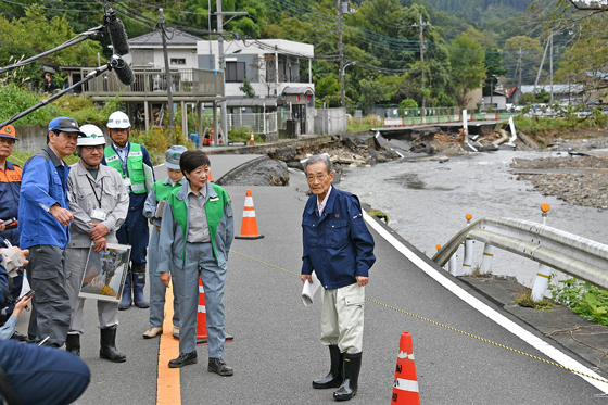 令和元年台風第19号に係る知事視察の写真2