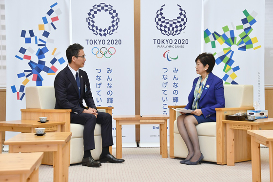 知事と川鍋東京ハイヤー・タクシー協会会長の写真
