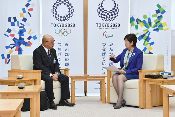 知事と秋田東京都個人タクシー協会会長の写真