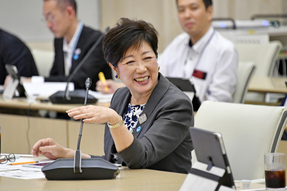 委員会中の小池知事の写真