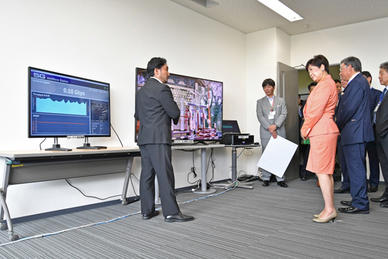 ローカル5Gについて説明を受ける小池知事の写真