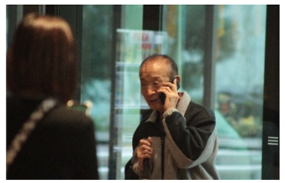 袖縁で受付に連絡している様子