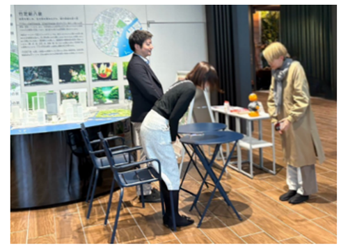 受付で不安を感じやすい方を対応している様子