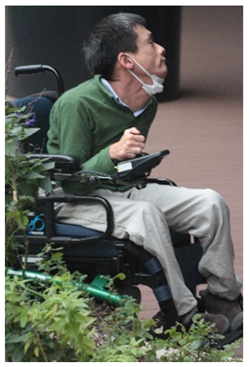 竹芝新八景の体験をしている車椅子の方