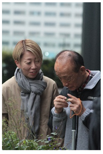 竹芝新八景で香りの体験をしている参加者の方2名