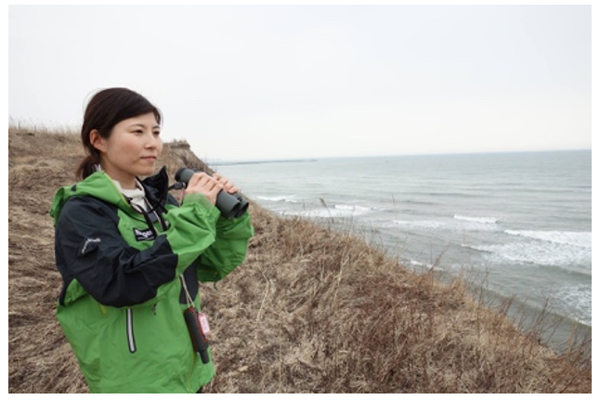 写真：双眼鏡を持つ岩原氏