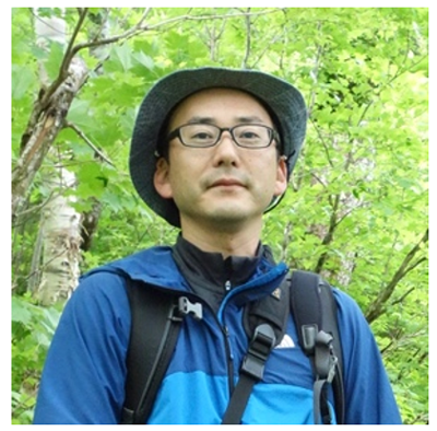 写真：フィールドワークでの石郷岡氏