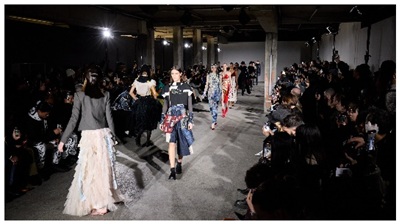 パリ・メンズファッションウィークでのショーの写真