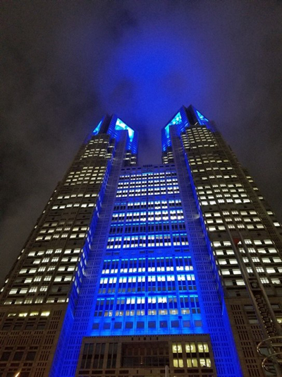 都庁第一本庁舎のライトアップの写真