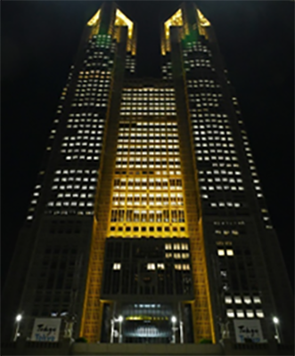 ライトアップされた都庁第一本庁舎の写真