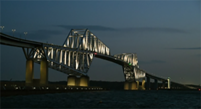 ライトアップされた東京ゲートブリッジの写真