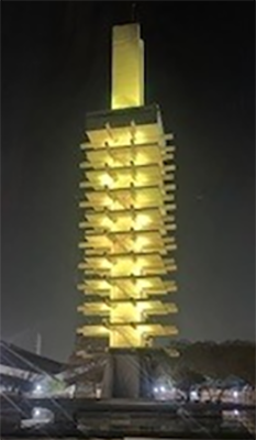 ライトアップされた駒沢オリンピック公園オリンピック記念塔の写真