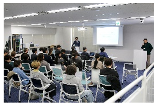 課題制作発表会の様子の写真1