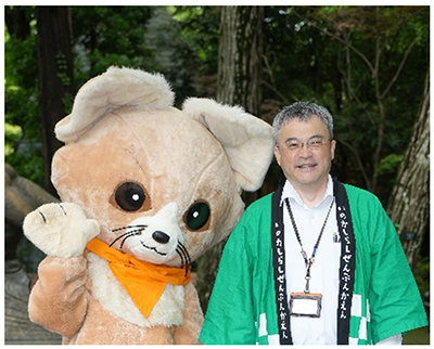 着ぐるみと園長の写真