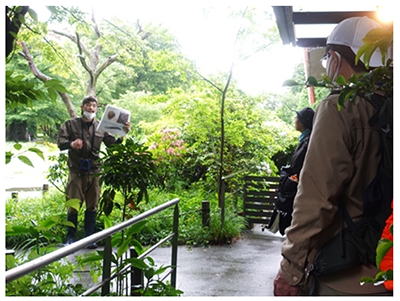 飼育係のガイドのようすの写真