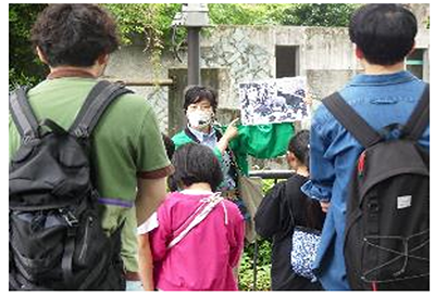 動物解説ガイドツアーのようすの写真