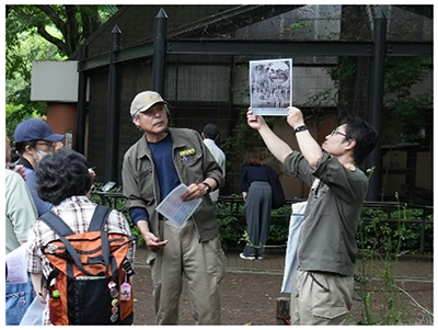 植物担当職員のガイドのようすの写真