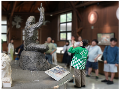 彫刻園学芸員のガイドのようすの写真