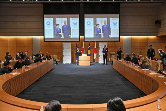コソボ大統領勲章伝達式の写真2