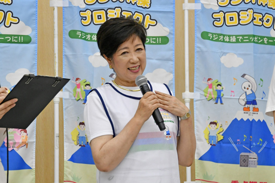 イベントにて挨拶をする小池知事の写真