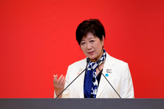 セレモニーにて挨拶する小池知事の写真