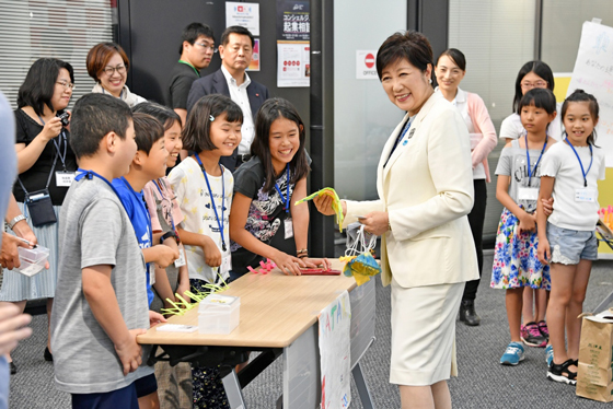 起業家教育体験イベントを視察する小池知事の写真