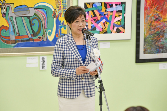 第34回東京都障害者総合美術展で挨拶をする小池知事の写真
