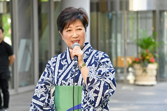 セレモニーで挨拶する小池知事の写真