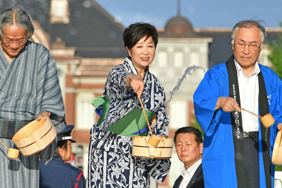 打ち水を行う小池知事の写真