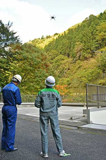 視察（ドローンを利用した奥多摩町への救援物資の提供）の写真2
