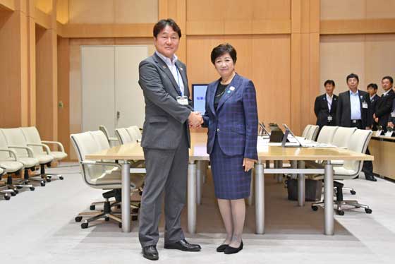 小池知事と稲城市市長の写真