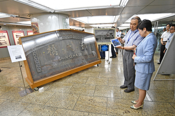 「東京 橋と土木展」を視察する小池知事の写真2