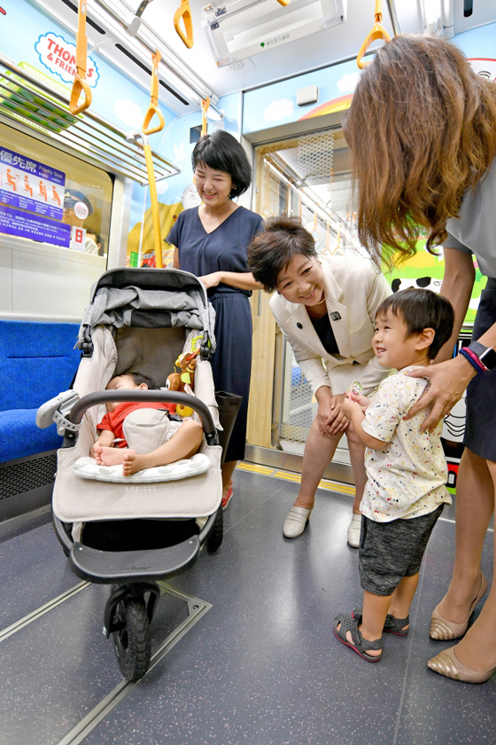 都営大江戸線「子育て応援スペース」を視察する小池知事の写真
