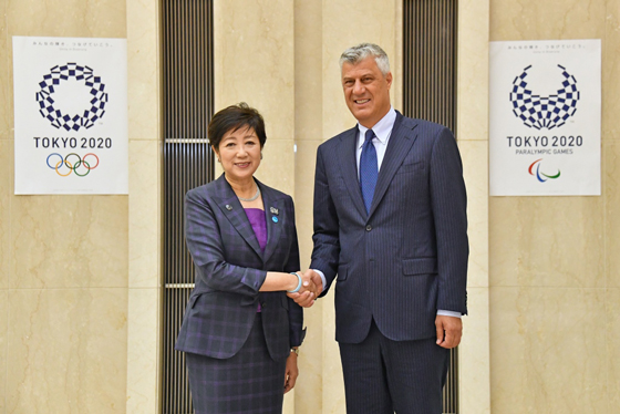Photo of Governor Koike and President Hashim Thaçi of the Republic of Kos