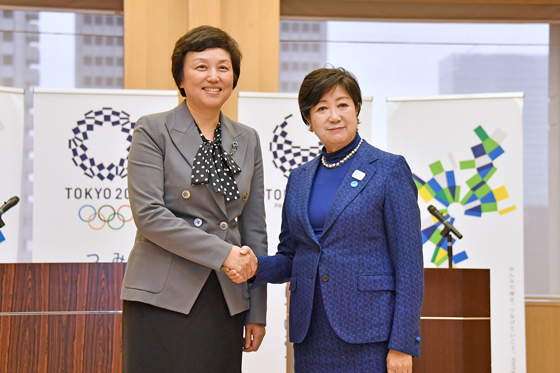 Photo of Ms. Chen Xu, Secretary of the CPC Tsinghua University Committee, and Governor Koike