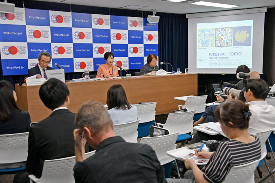 Image of Governor Koike at press briefing 2
