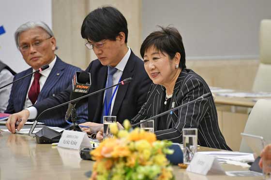 Photo of Governor Koike responds to questions
