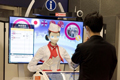 도영 지하철에서 여행자를 안내하는 로봇 모습