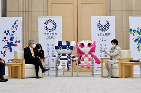 IOC 바흐 위원장과 지사가 대담하고 있는 모습