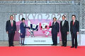 도청 청사에 설치하는 도쿄 2020 대회 마스코트 상을 선보이는 모습