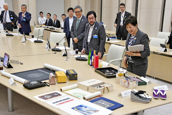 本プロジェクトの選定モデル事業商品を観る小池知事の写真