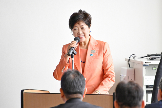 イベントにて挨拶する小池知事の写真